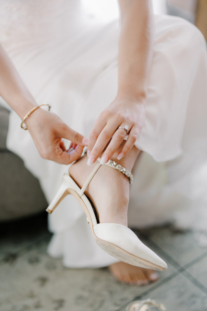 bride-details-getting-ready-heels