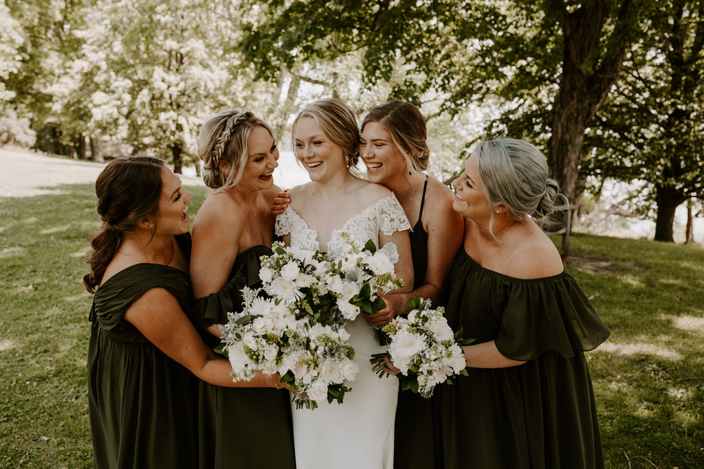 bridesmaids-forest-green-dresses-white-bouquet