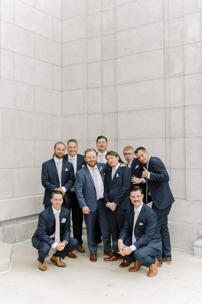groomsmen-blue-suits-group-photo