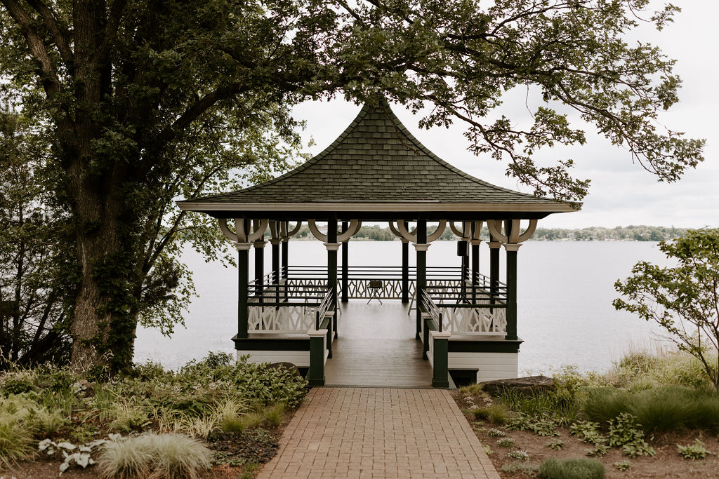 lakeside-pavilion-intimate-wedding-ceremony