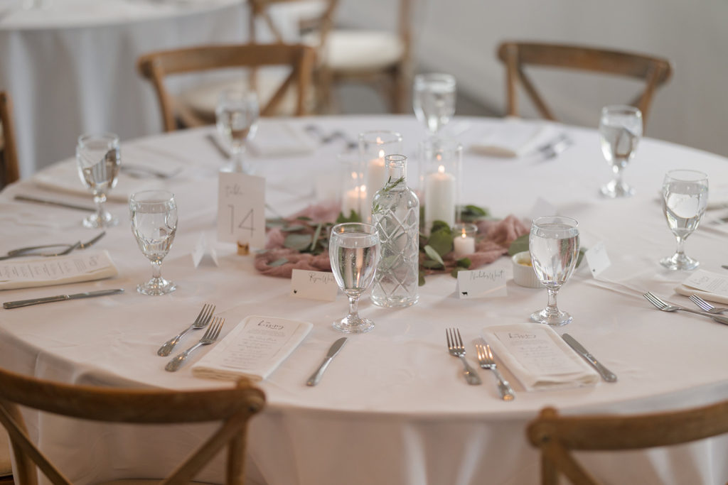 elegant-barn-wedding-reception-table-decor