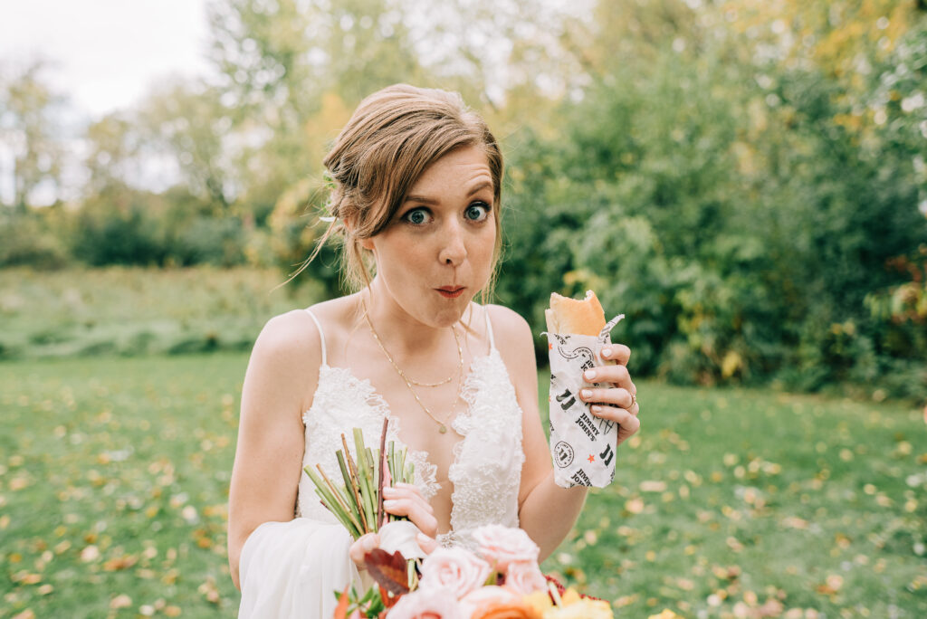 bride-eating-lunch-wedding-day-timeline