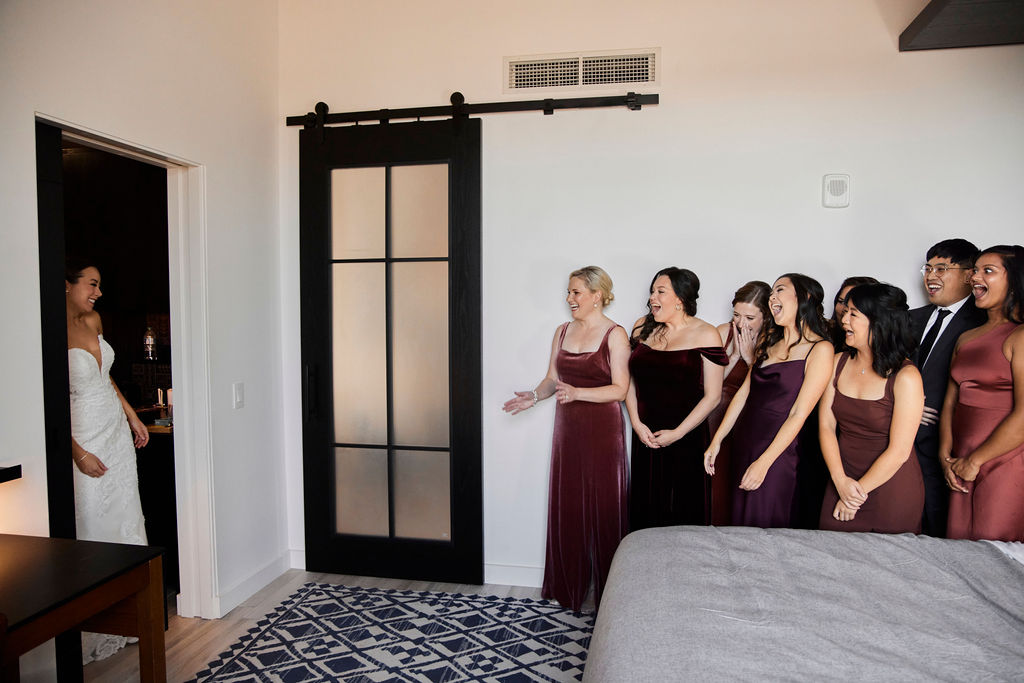 bridesmaids-first-look-with-bride-reaction