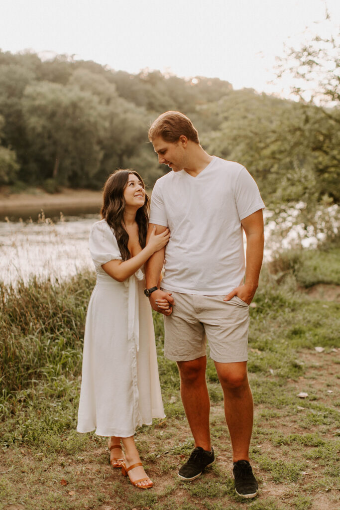 engagement-pictures-lakeside