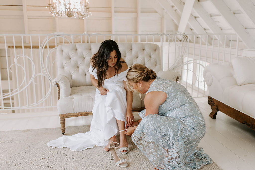 bride-getting-ready-bridal-suite-mom-helping