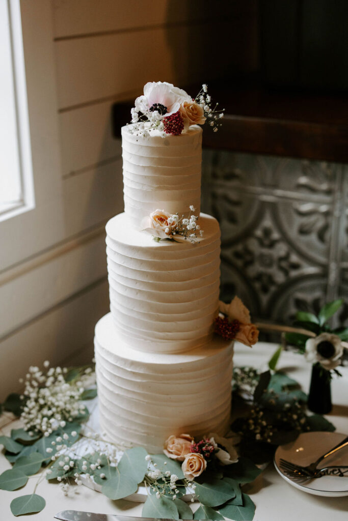 tiered-wedding-cake-with-fresh-flowers