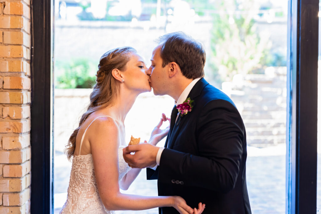 bride-groom-dessert-photo-kissing