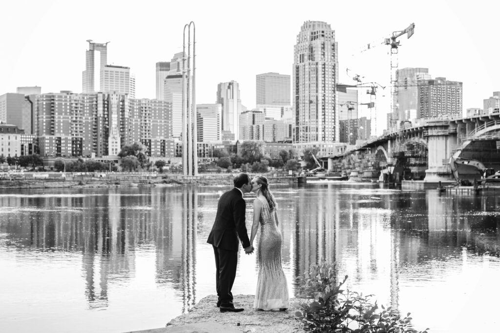 bride-groom-city-skyline-portrait-black-and-white