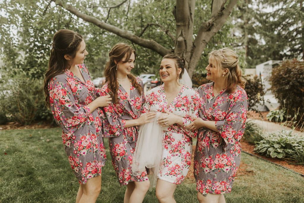 bridesmaids-getting-ready-floral-robes