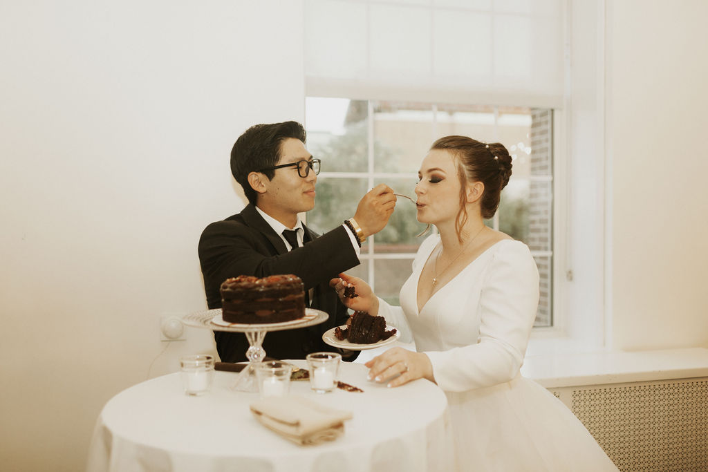 cake-cutting-groom-feeding-bride-university-of-northwestern-wedding