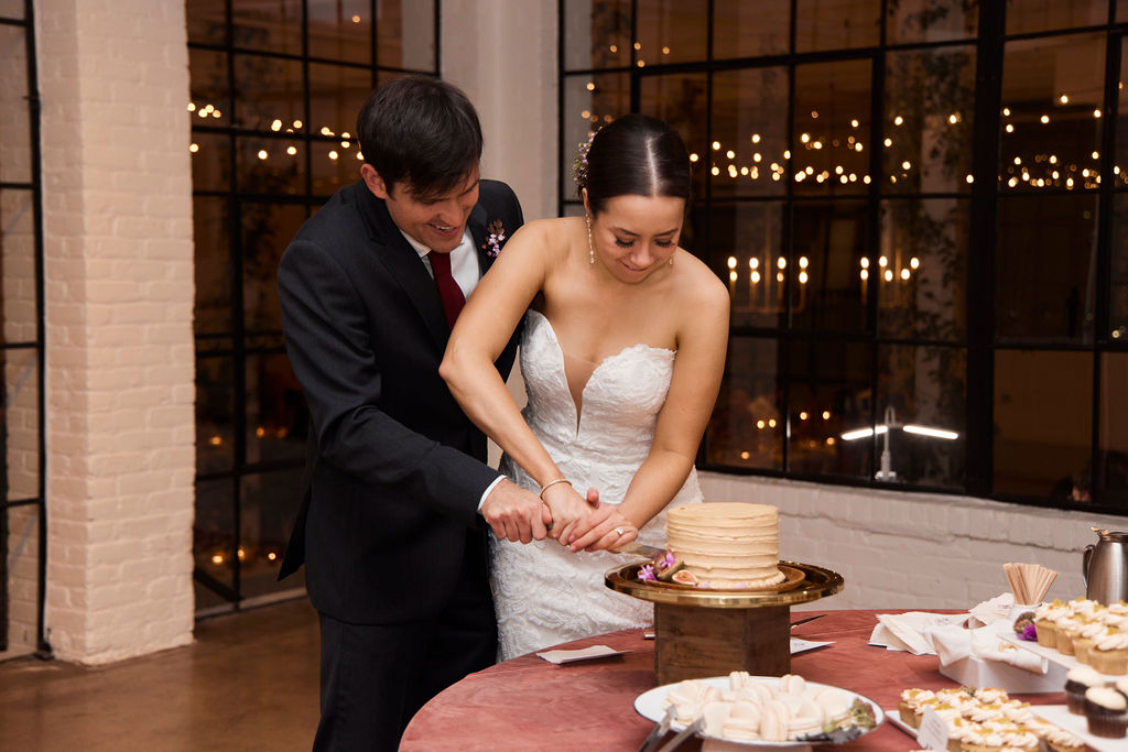 bride-groom-cake-cutting-unnanounced