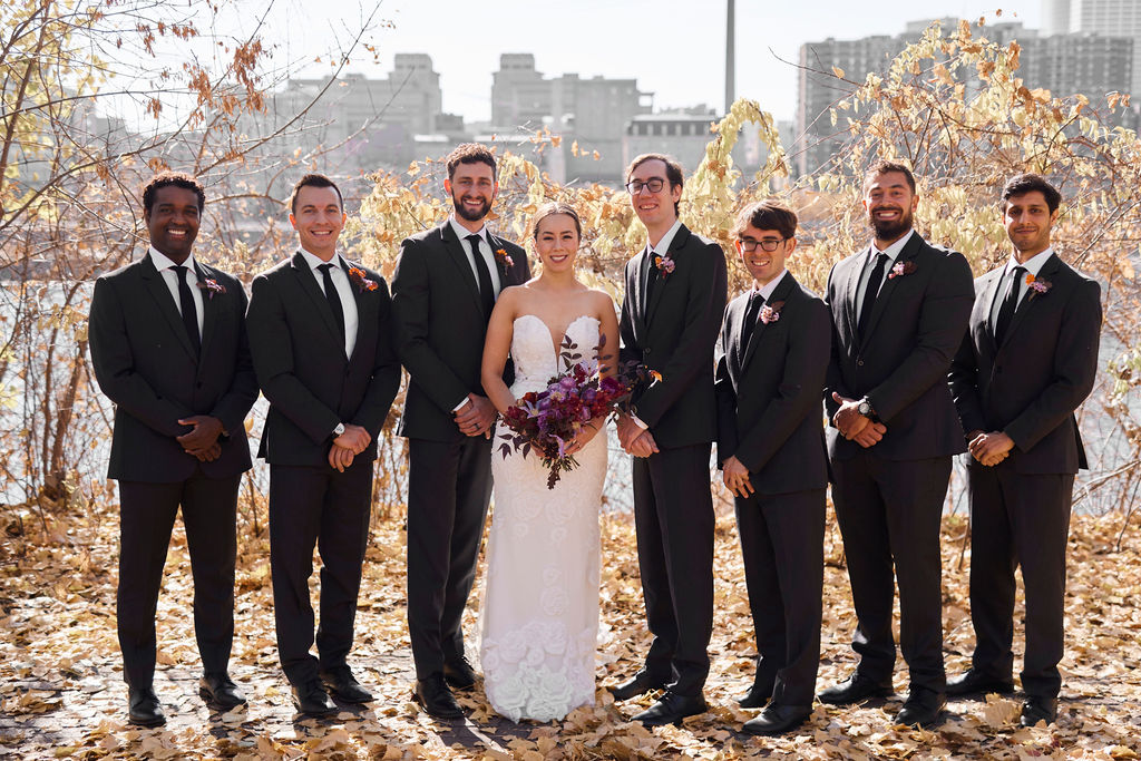 bride-groomsmen-group-photo