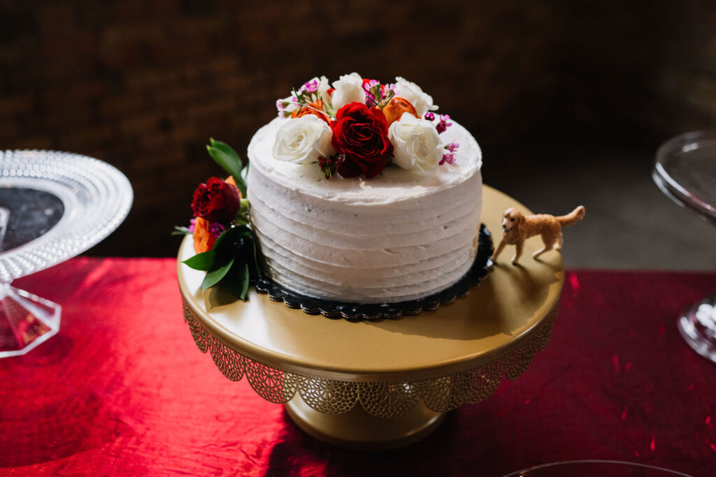 couple's simple cutting cake