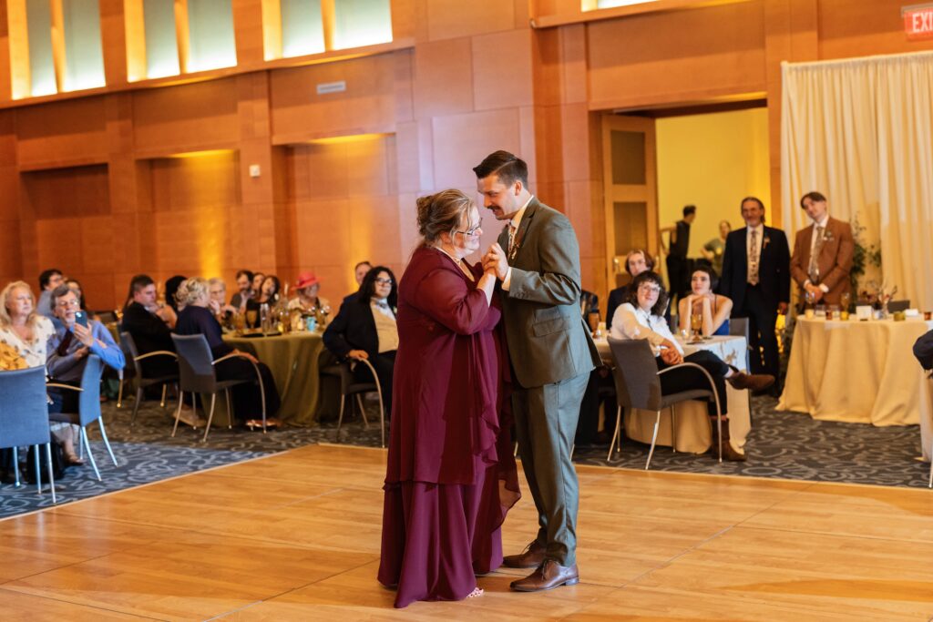 groom and mother first dance