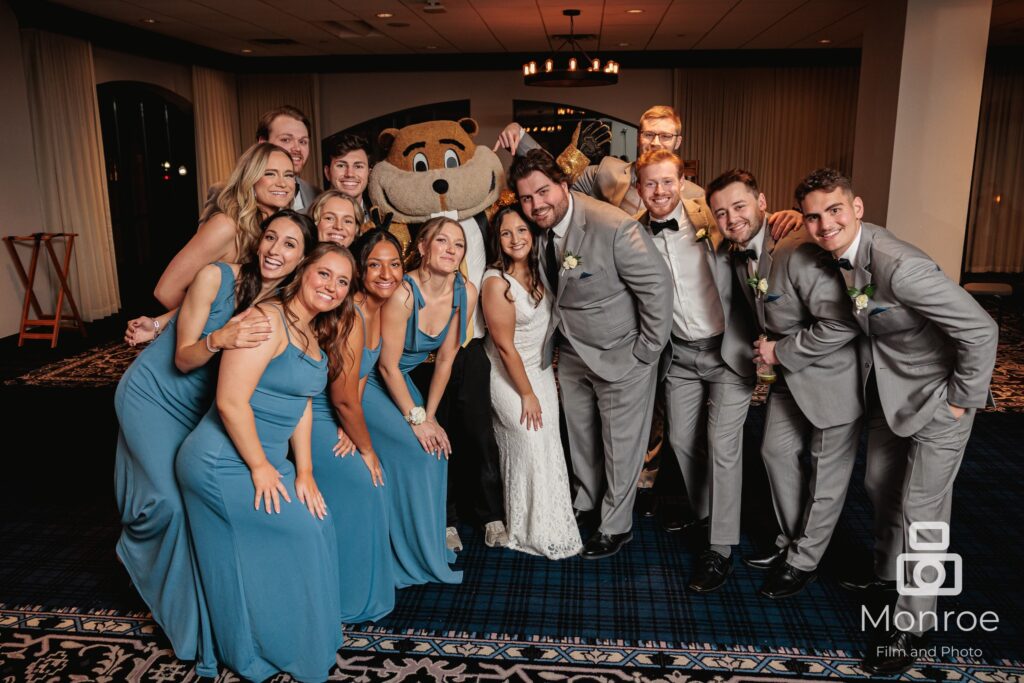 wedding party with Goldy Gopher